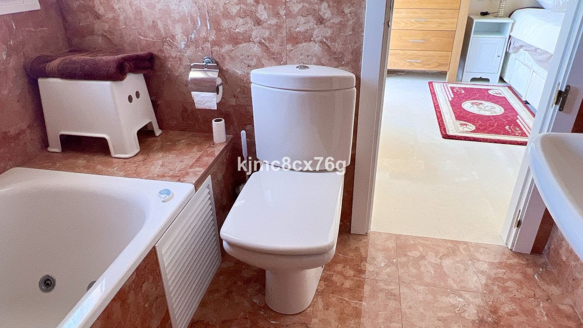 5 Bed Detached Villa in Calahonda