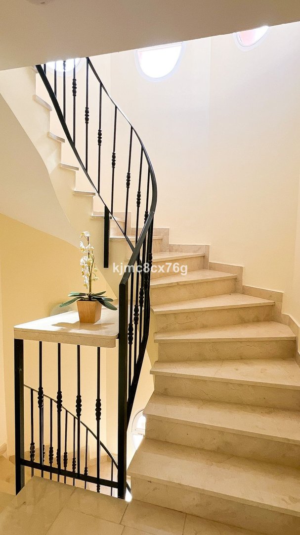 5 Bed Detached Villa in Calahonda