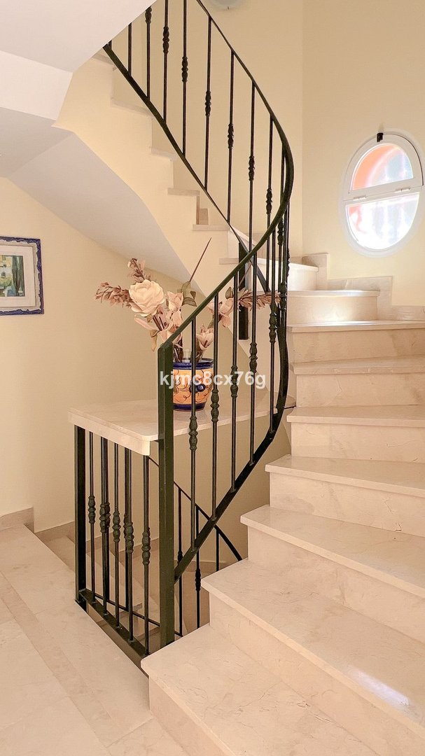 5 Bed Detached Villa in Calahonda