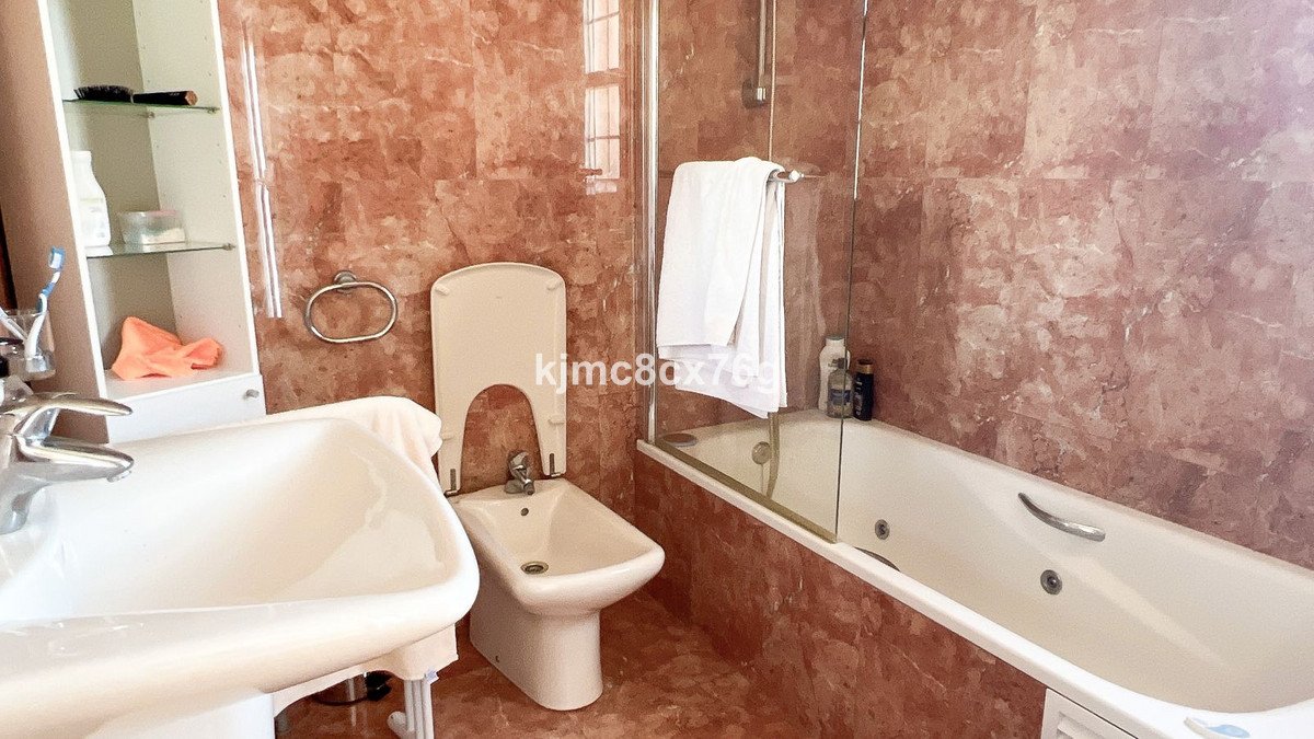 5 Bed Detached Villa in Calahonda