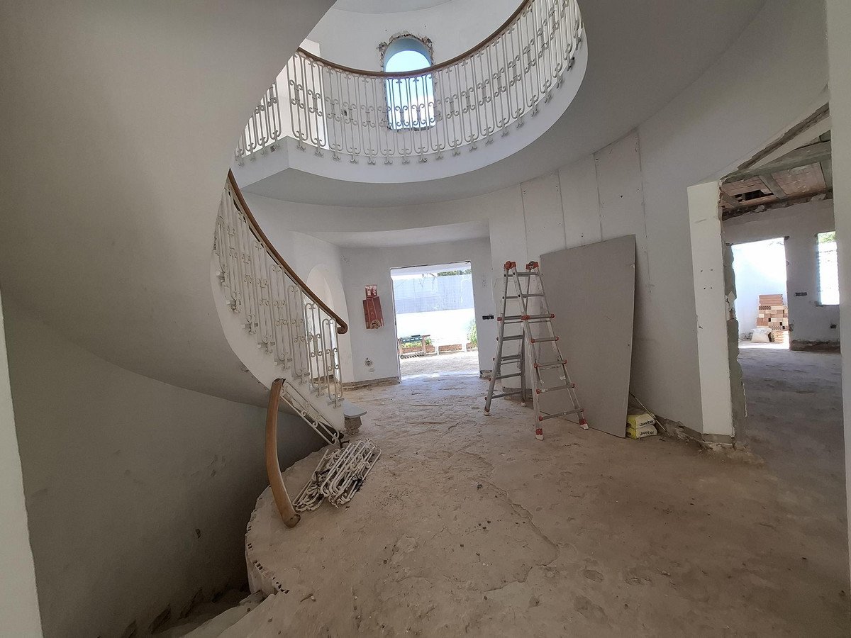 5 Bed Detached Villa in Marbella