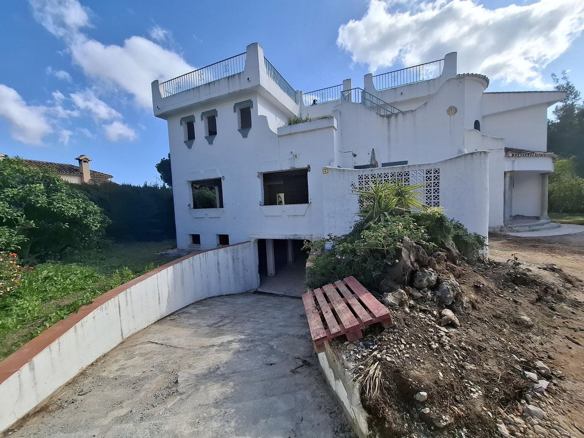 5 Bed Detached Villa in Marbella