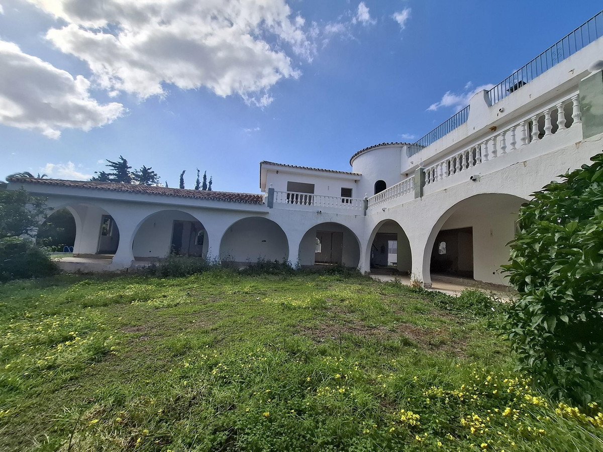 5 Bed Detached Villa in Marbella