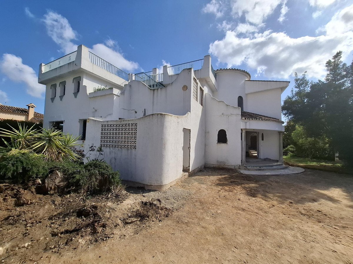 5 Bed Detached Villa in Marbella