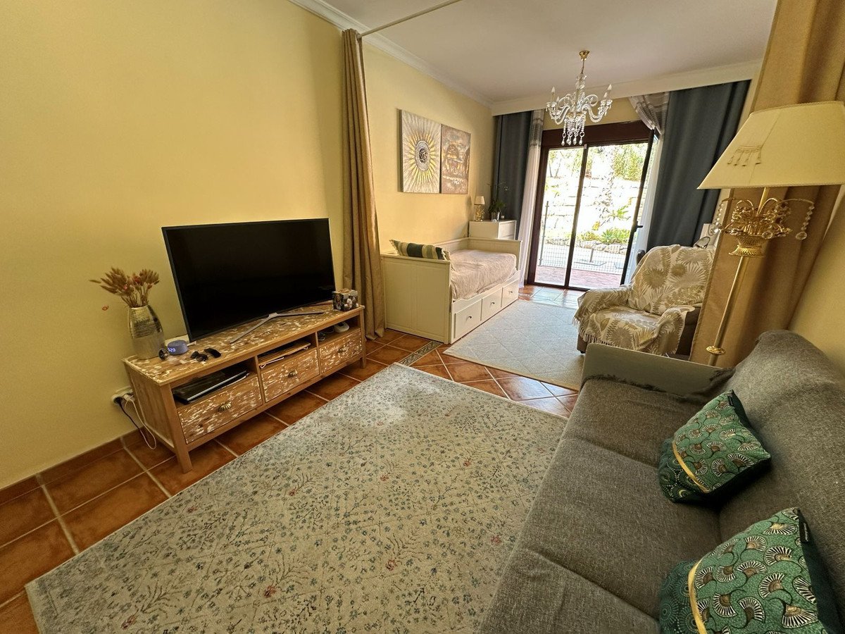 1 Bed Middle Floor Apartment in Benahavís
