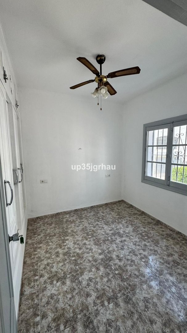 3 Bed Middle Floor Apartment in Estepona