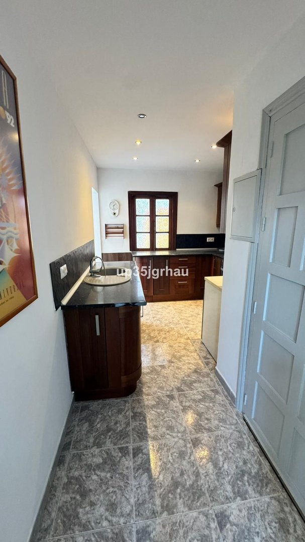 3 Bed Middle Floor Apartment in Estepona