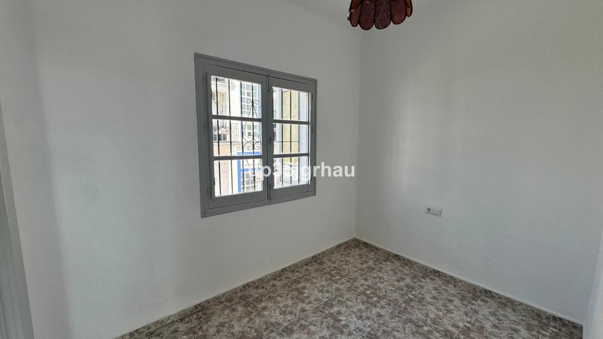 3 Bed Middle Floor Apartment in Estepona