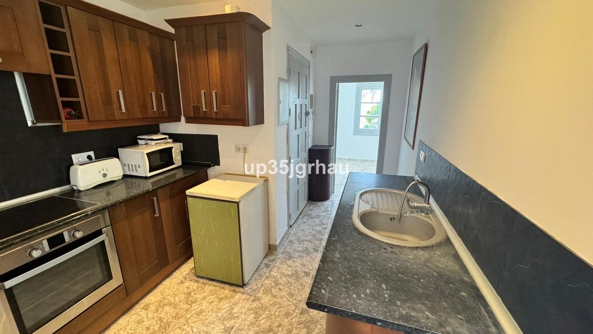 3 Bed Middle Floor Apartment in Estepona