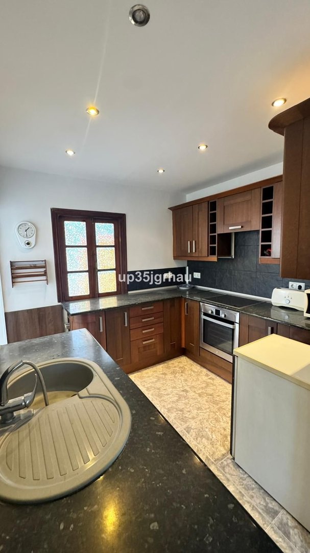3 Bed Middle Floor Apartment in Estepona