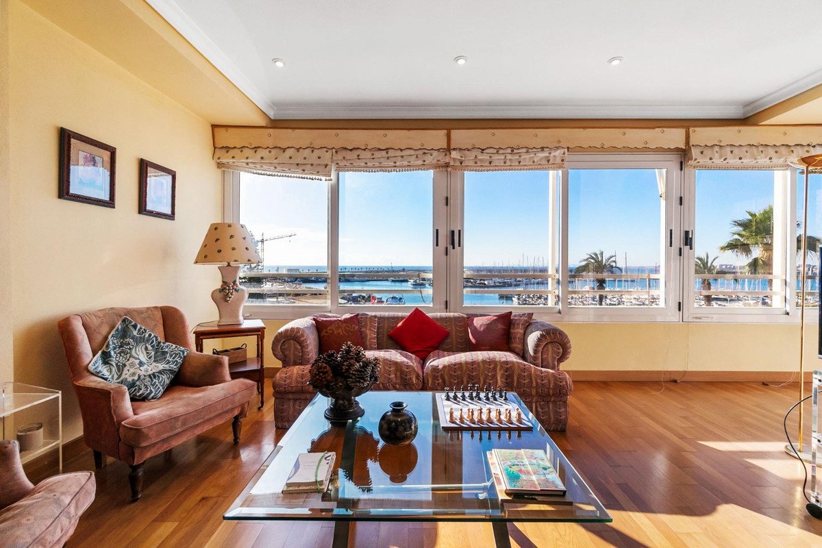 4 Bed Middle Floor Apartment in Torrevieja
