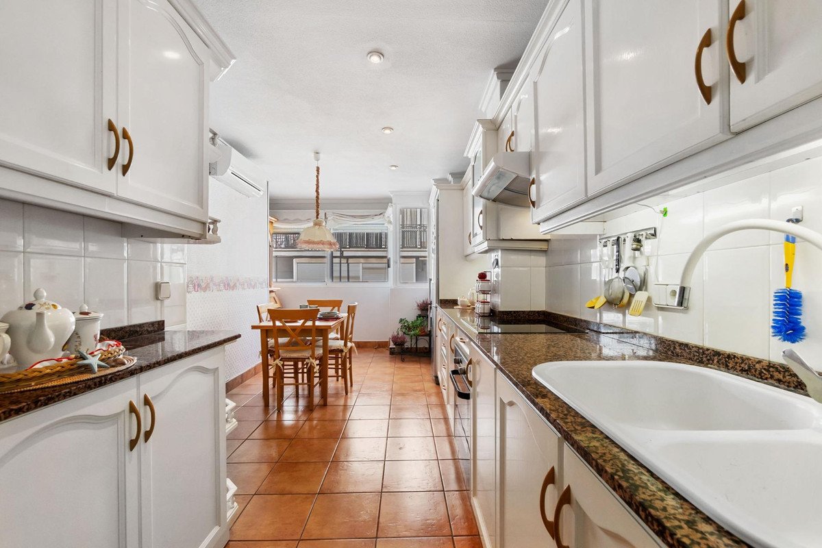 4 Bed Middle Floor Apartment in Torrevieja
