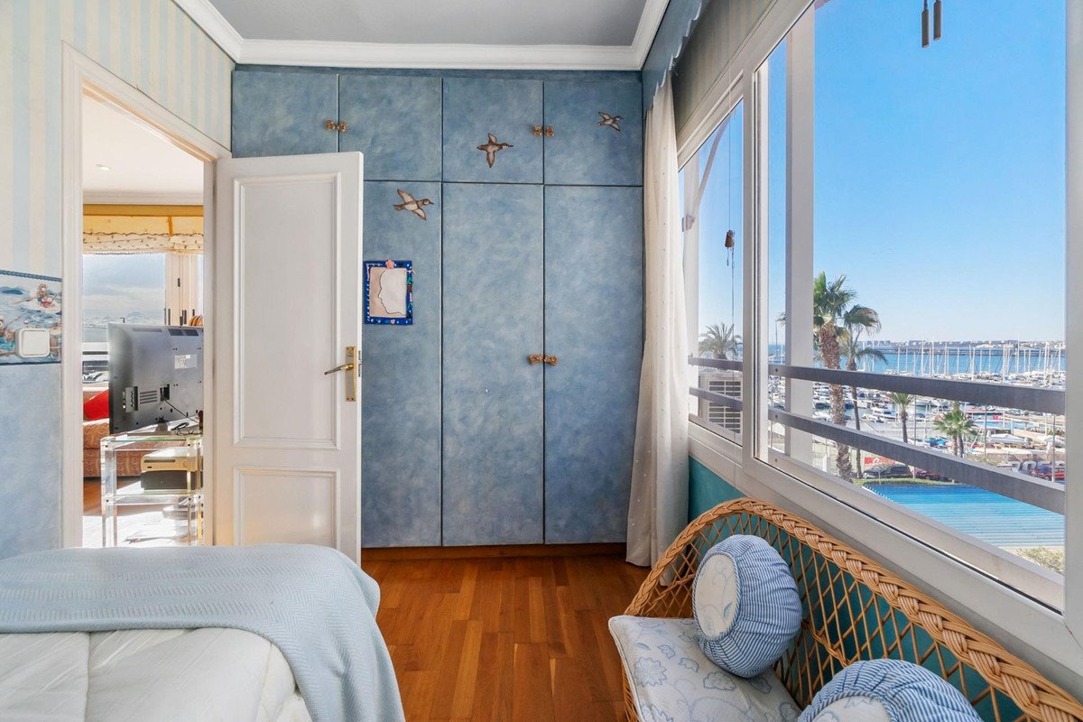 4 Bed Middle Floor Apartment in Torrevieja