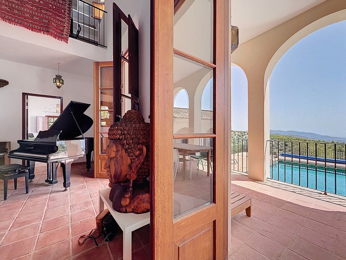 8 Bed Detached Villa in Alcaucín