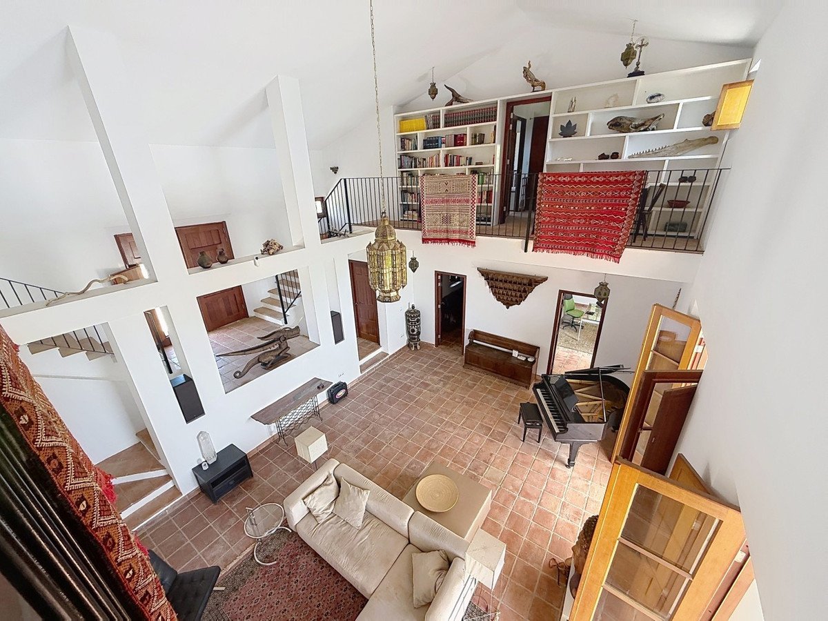 8 Bed Detached Villa in Alcaucín
