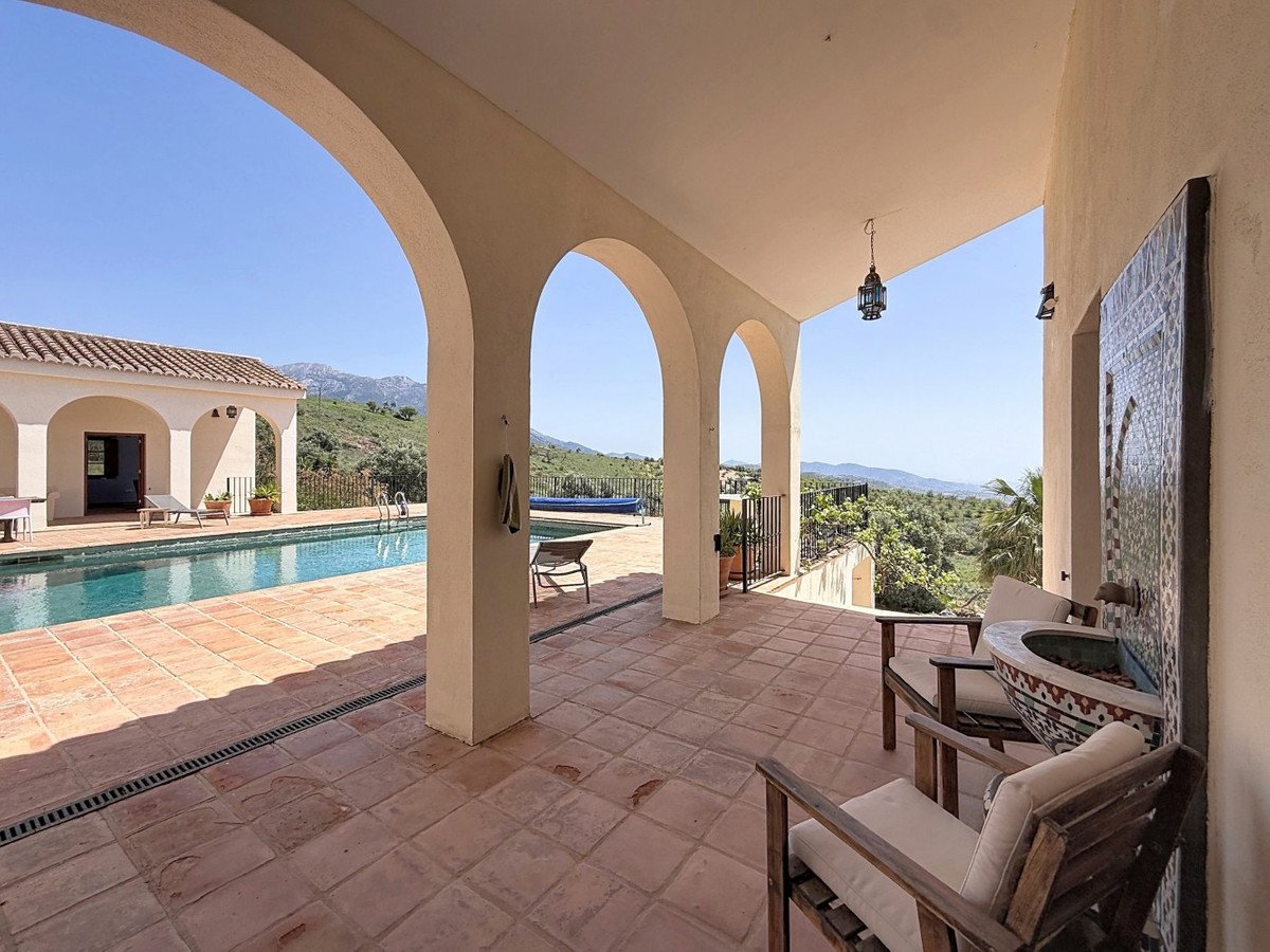 8 Bed Detached Villa in Alcaucín