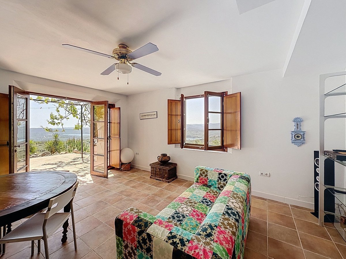 8 Bed Detached Villa in Alcaucín