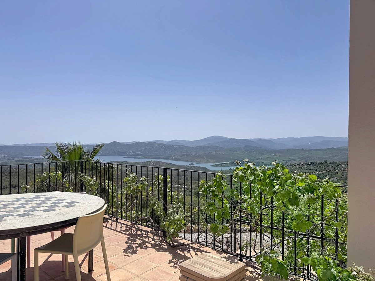 8 Bed Detached Villa in Alcaucín