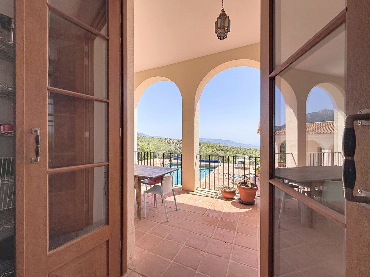 8 Bed Detached Villa in Alcaucín