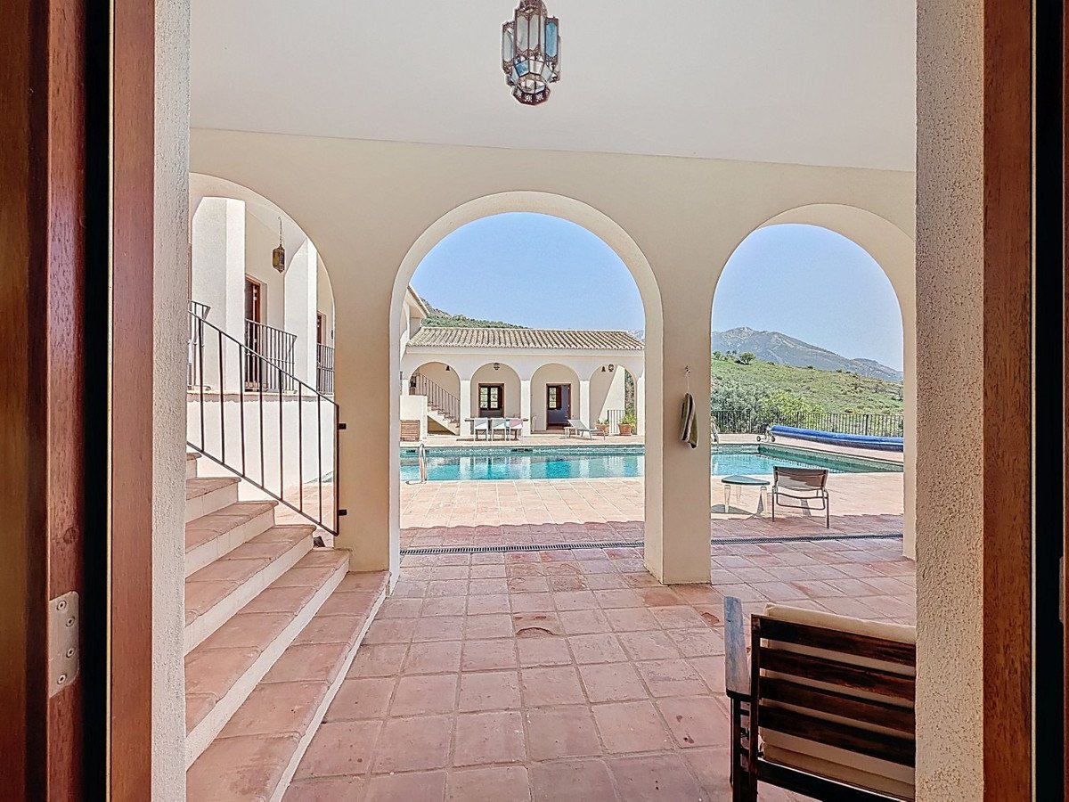 8 Bed Detached Villa in Alcaucín