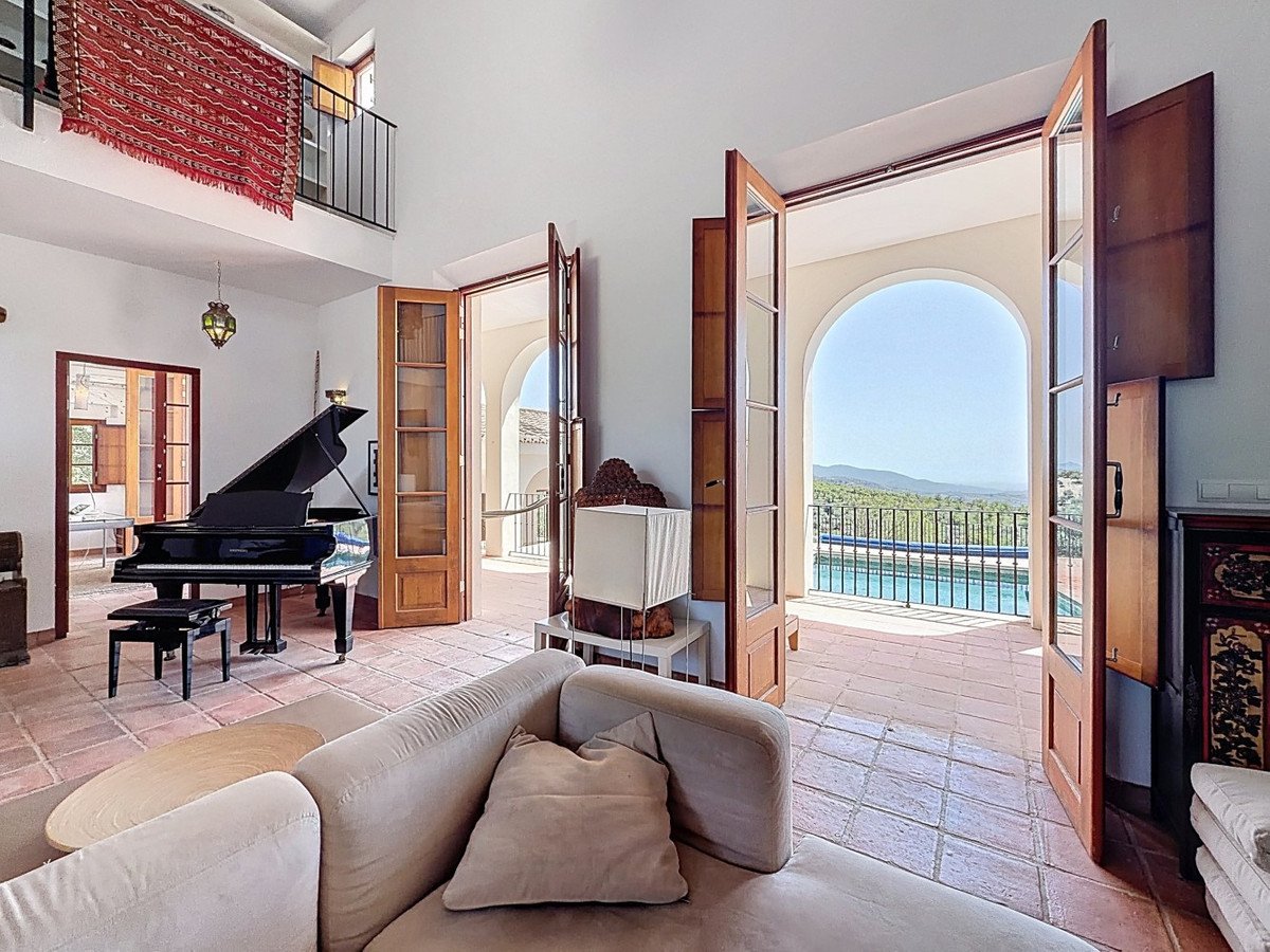 8 Bed Detached Villa in Alcaucín