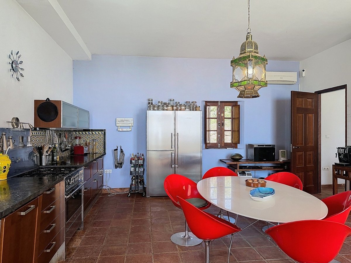 8 Bed Detached Villa in Alcaucín