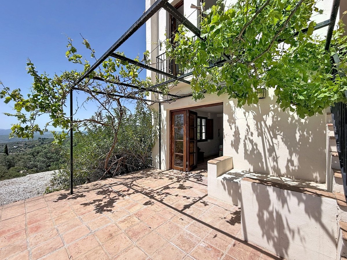 8 Bed Detached Villa in Alcaucín