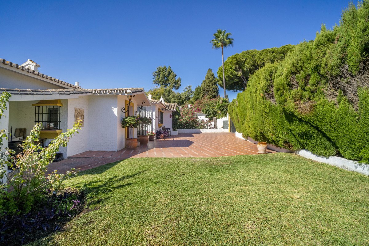 4 Bed Detached Villa in Guadalmina Alta