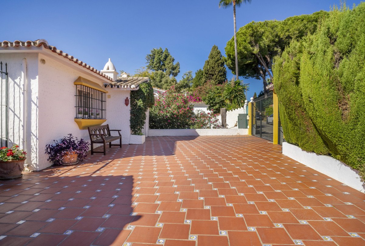 4 Bed Detached Villa in Guadalmina Alta