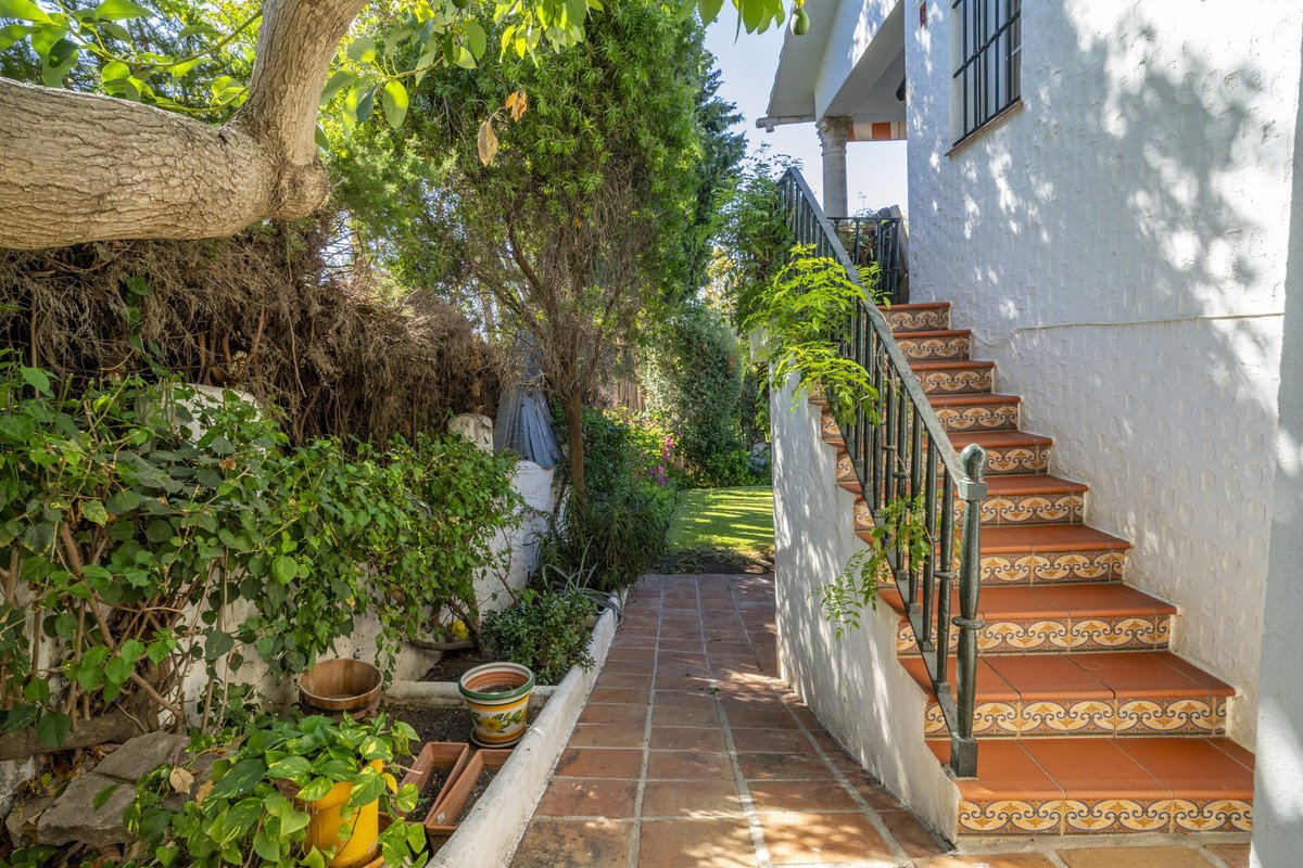4 Bed Detached Villa in Guadalmina Alta
