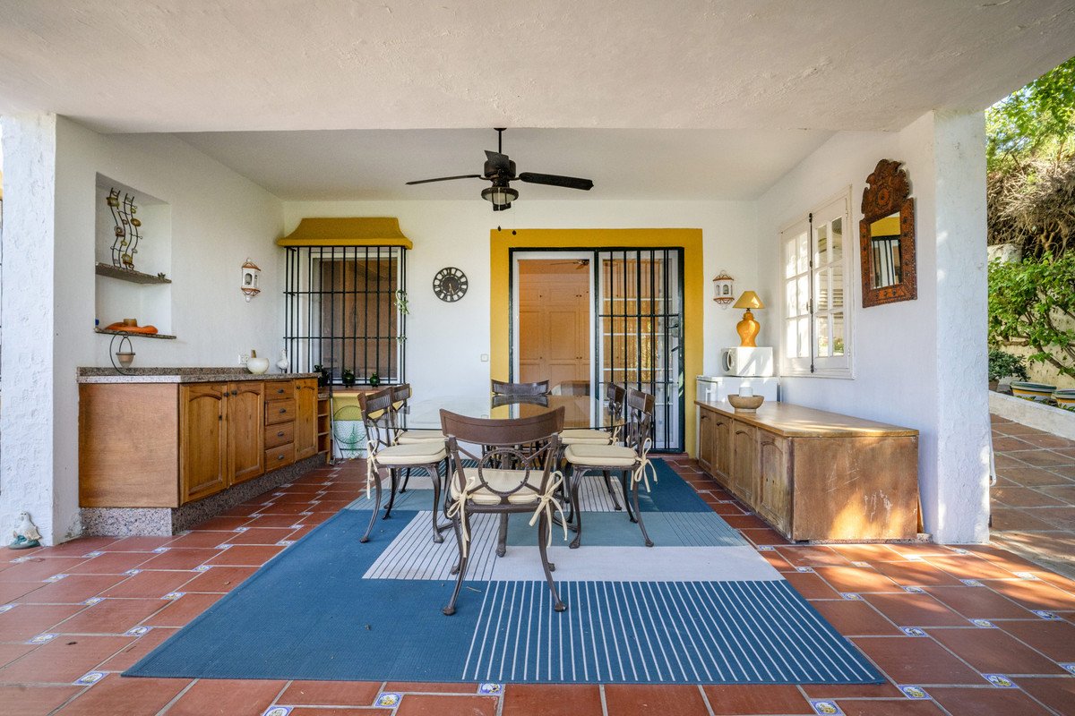 4 Bed Detached Villa in Guadalmina Alta