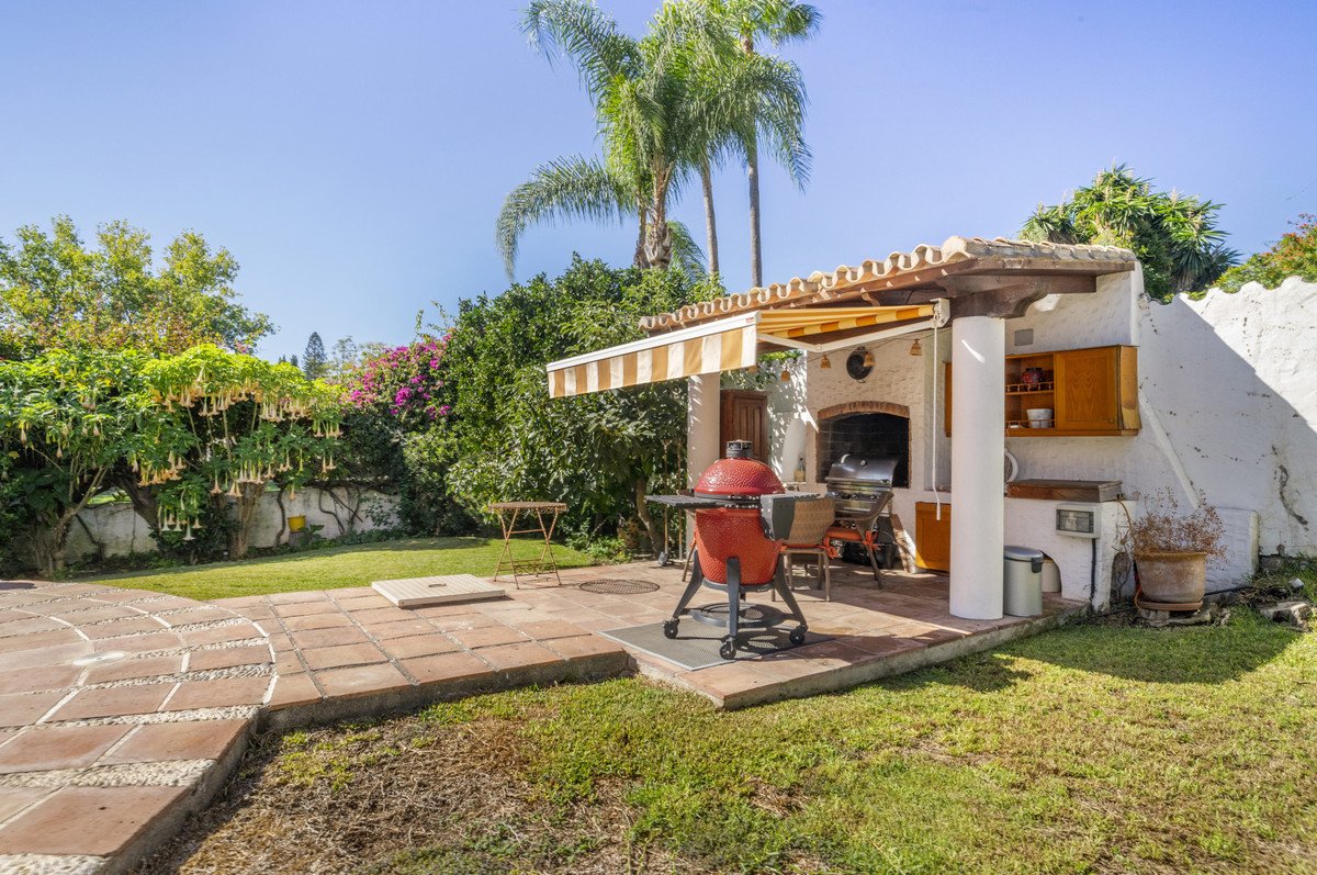 4 Bed Detached Villa in Guadalmina Alta