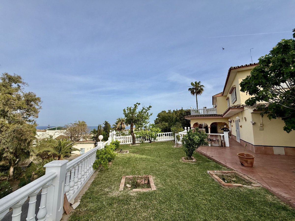 6 Bed Detached Villa in Calahonda