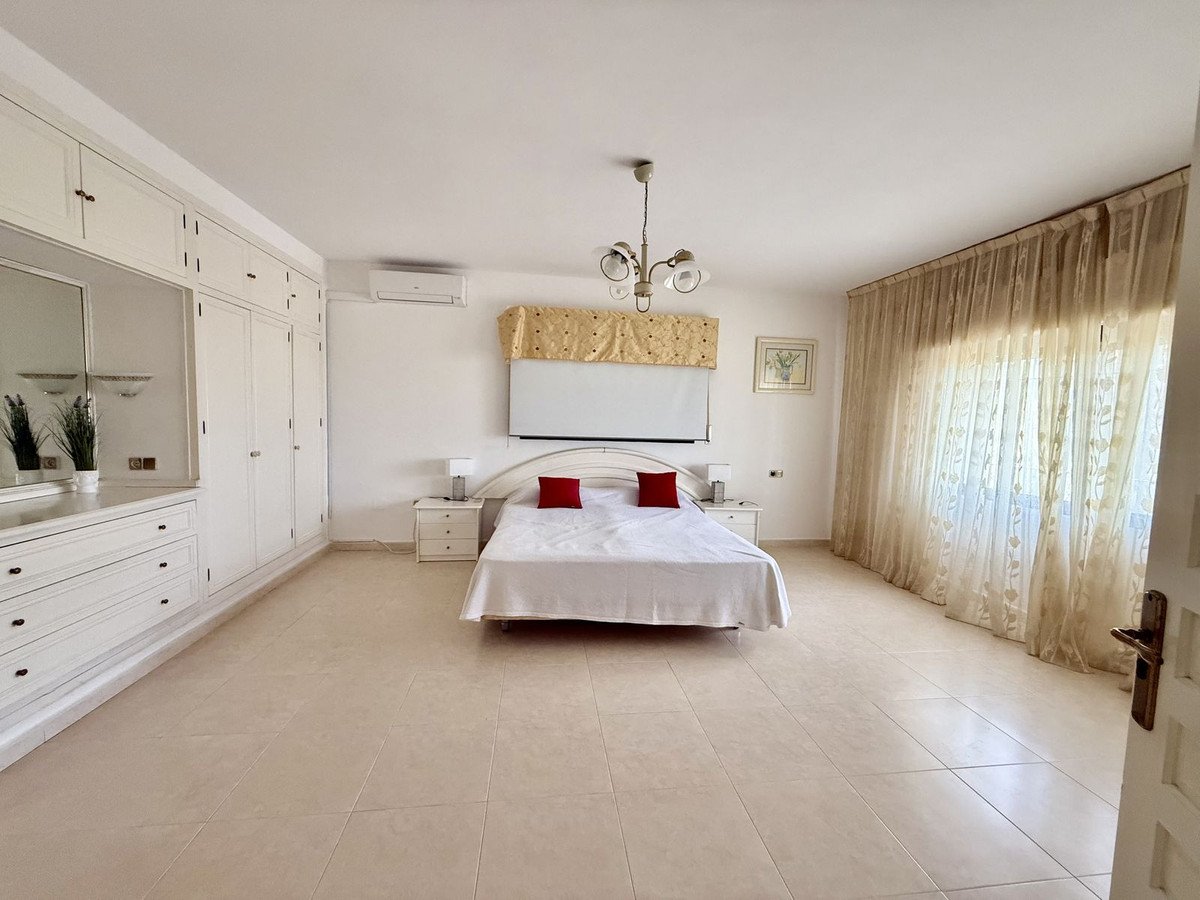 6 Bed Detached Villa in Calahonda