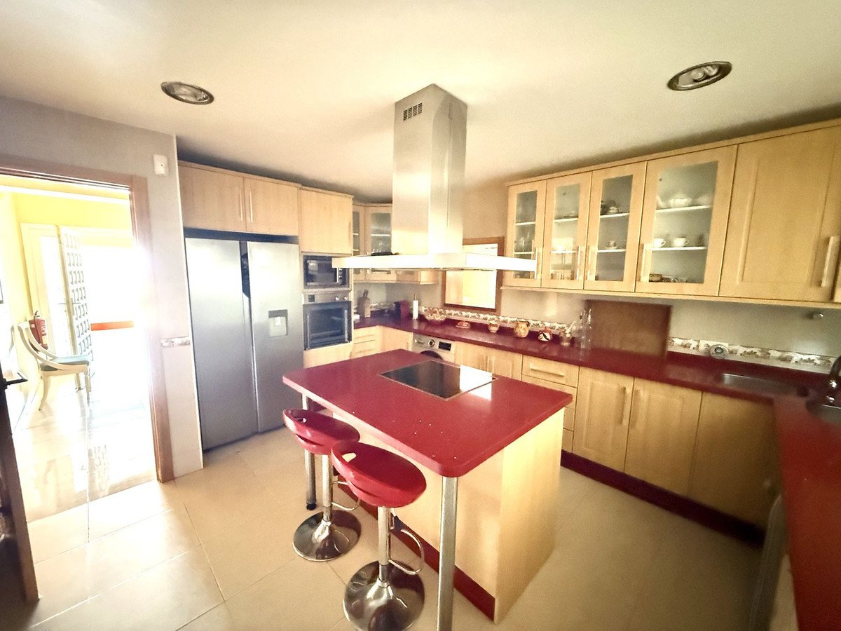 6 Bed Detached Villa in Calahonda