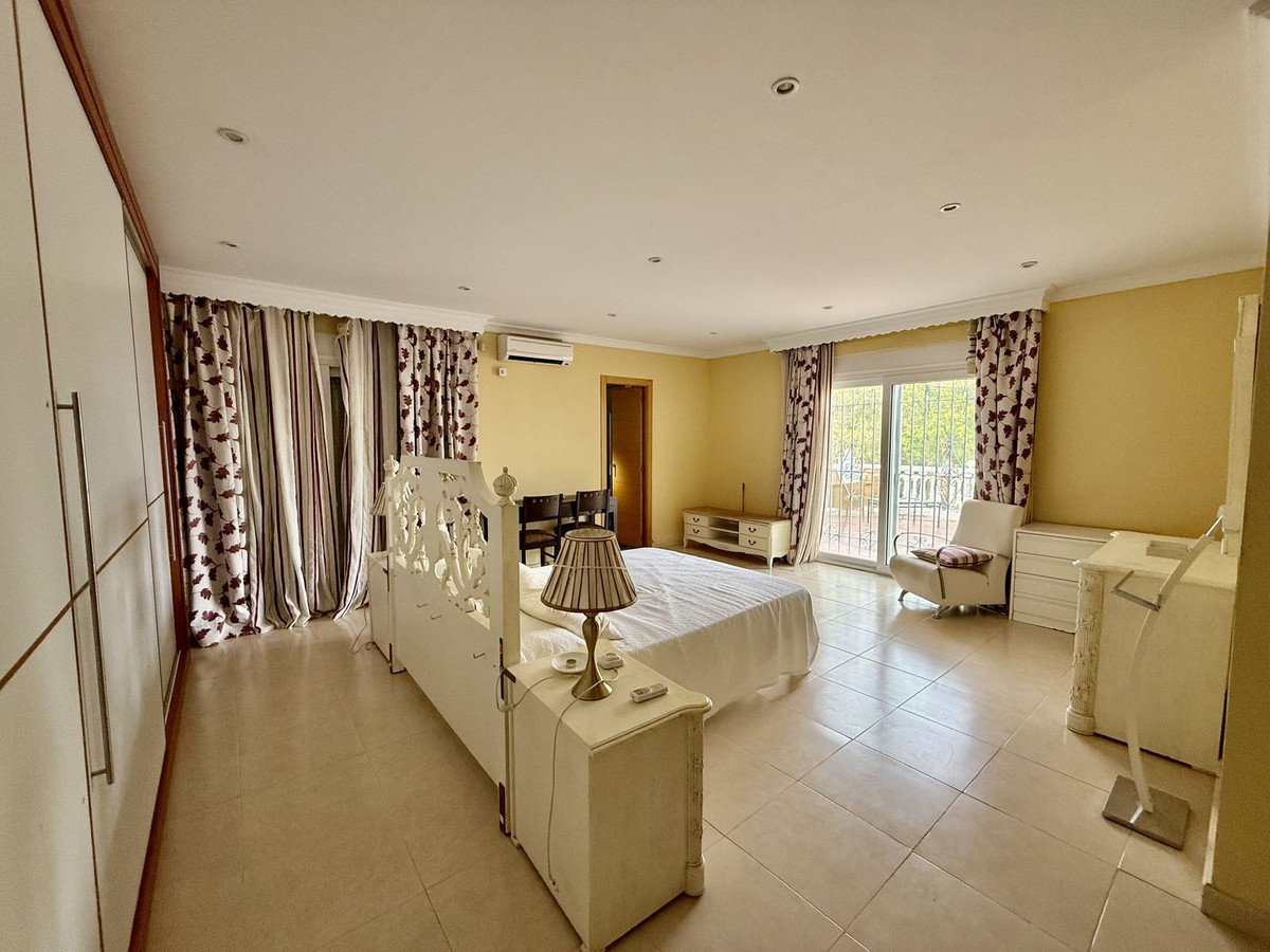 6 Bed Detached Villa in Calahonda