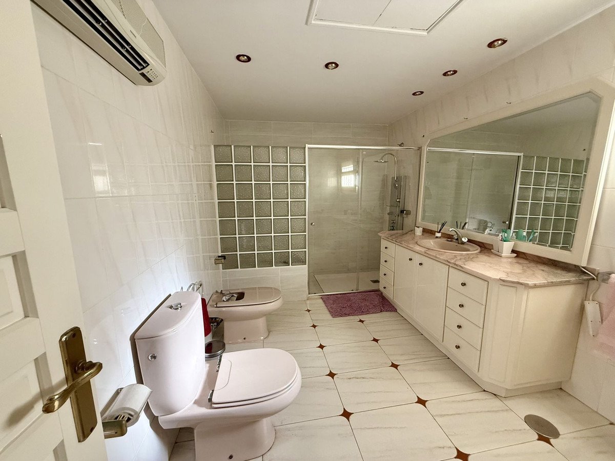 6 Bed Detached Villa in Calahonda