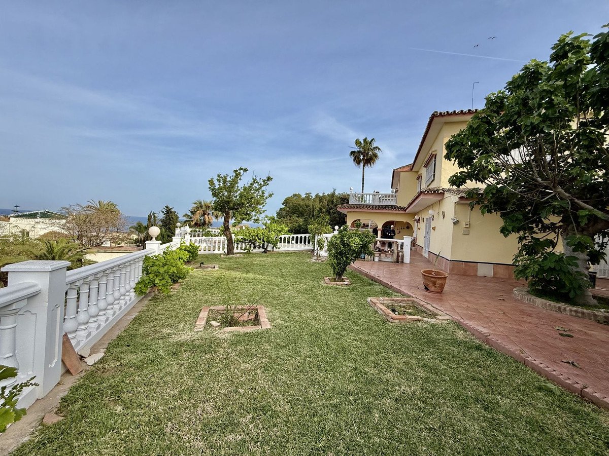 6 Bed Detached Villa in Calahonda