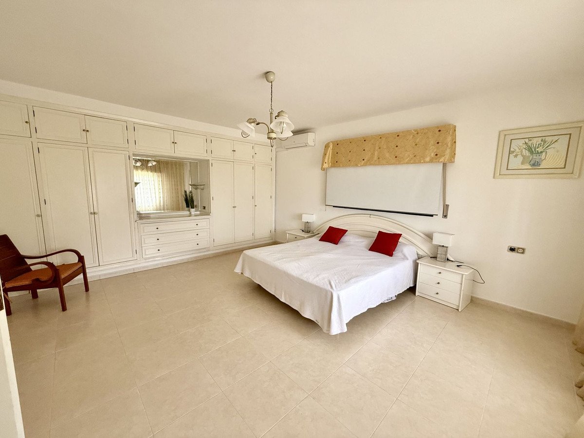 6 Bed Detached Villa in Calahonda