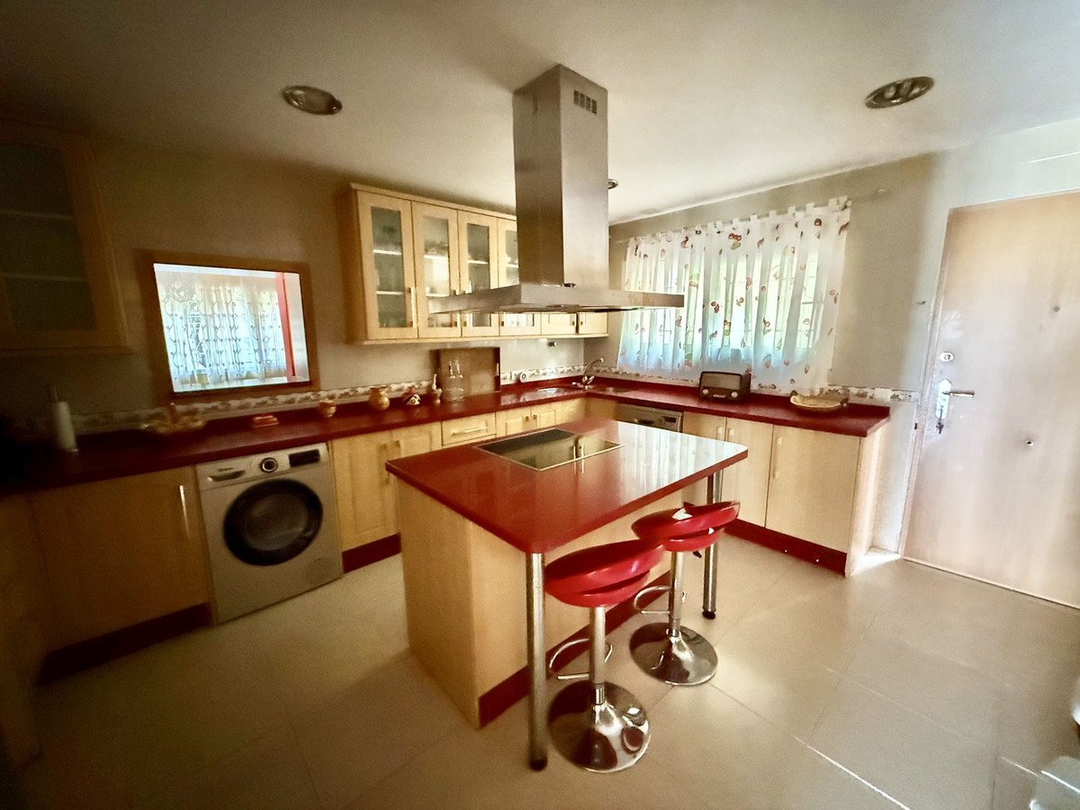 6 Bed Detached Villa in Calahonda