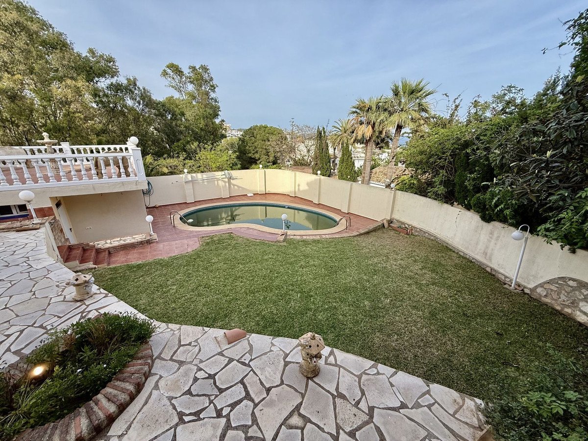 6 Bed Detached Villa in Calahonda