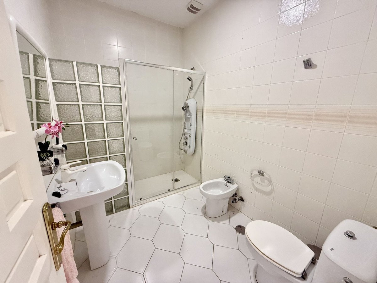 6 Bed Detached Villa in Calahonda