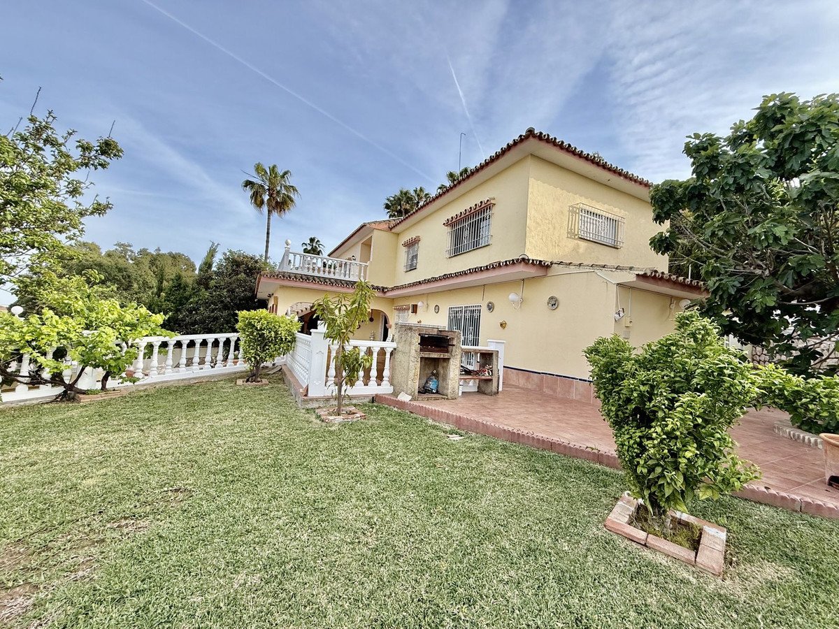 6 Bed Detached Villa in Calahonda