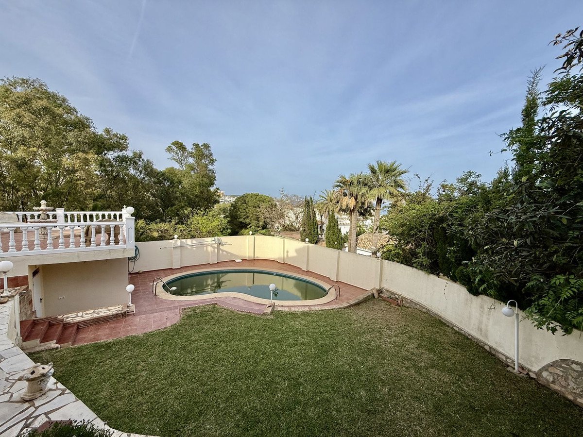6 Bed Detached Villa in Calahonda
