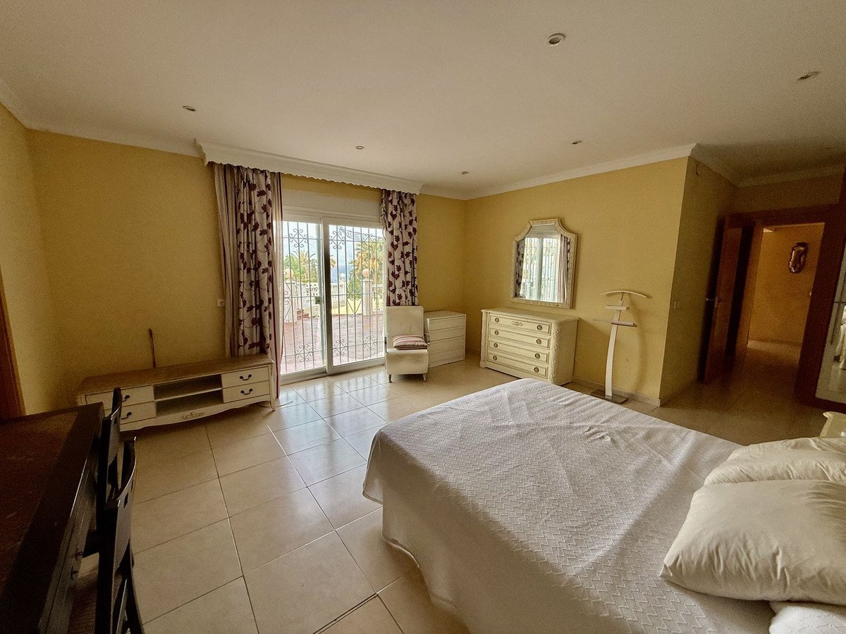 6 Bed Detached Villa in Calahonda