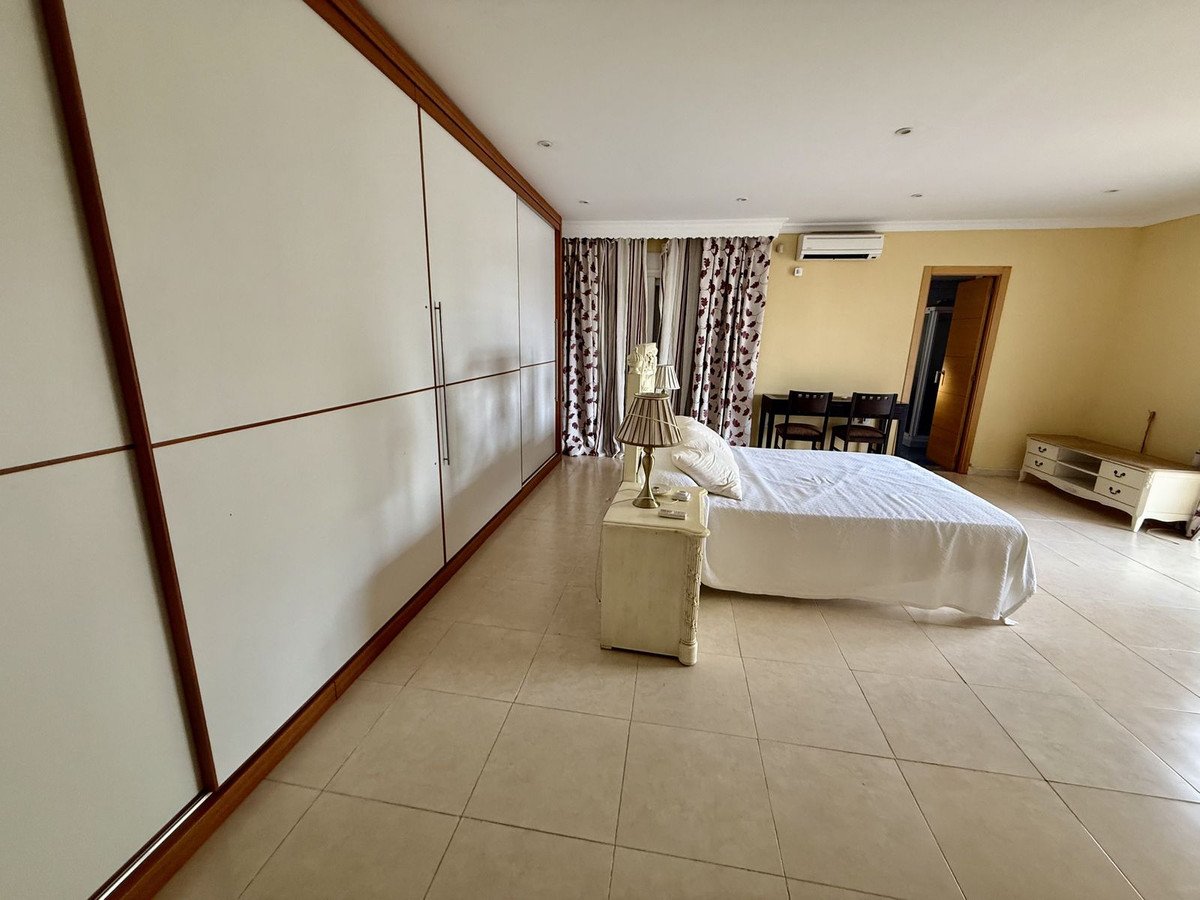 6 Bed Detached Villa in Calahonda