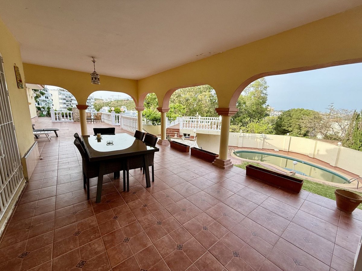 6 Bed Detached Villa in Calahonda