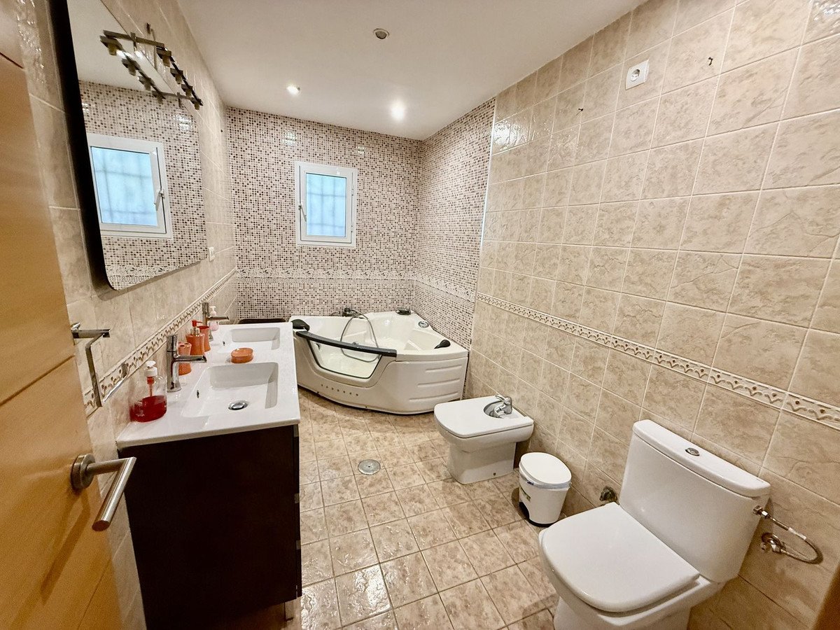 6 Bed Detached Villa in Calahonda