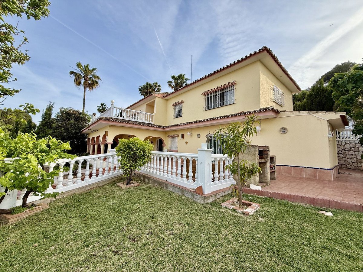 6 Bed Detached Villa in Calahonda
