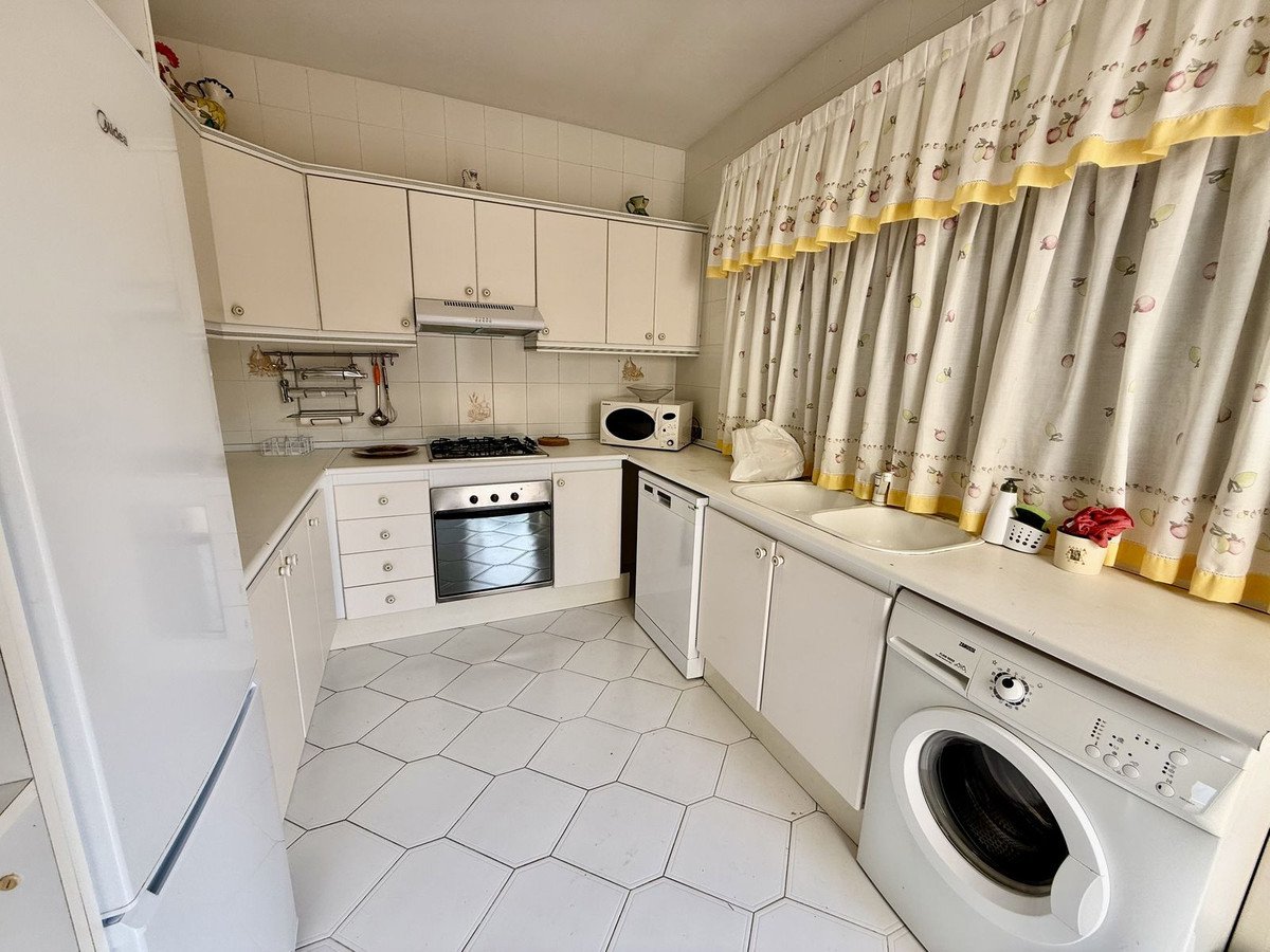 6 Bed Detached Villa in Calahonda